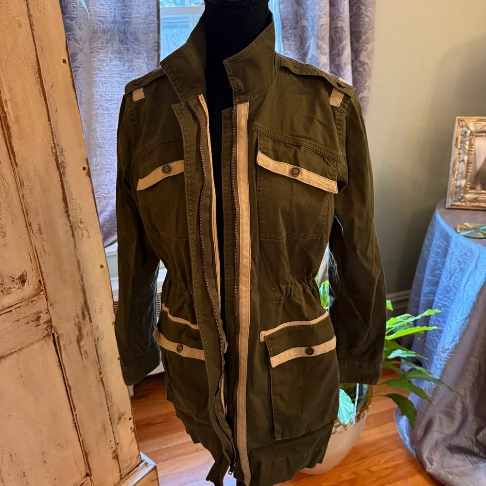 Cabi Military fatigue Anorak Style Zip up jacket. Green. Small.